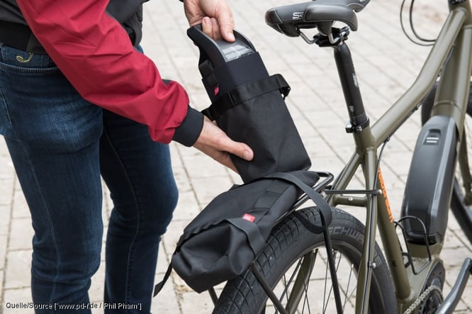 Die "Battery Bag" von Fahrer Berlin ist als wasserdichte, polsternde One-size-fits-all-Hülle für den häufig mitgeführten Zweitakku konzipiert. Sie kann auf dem Gepäckträger wie auch am Rahmen befestigt werden. // Quelle: www.pd-f.de / Phil Pham
