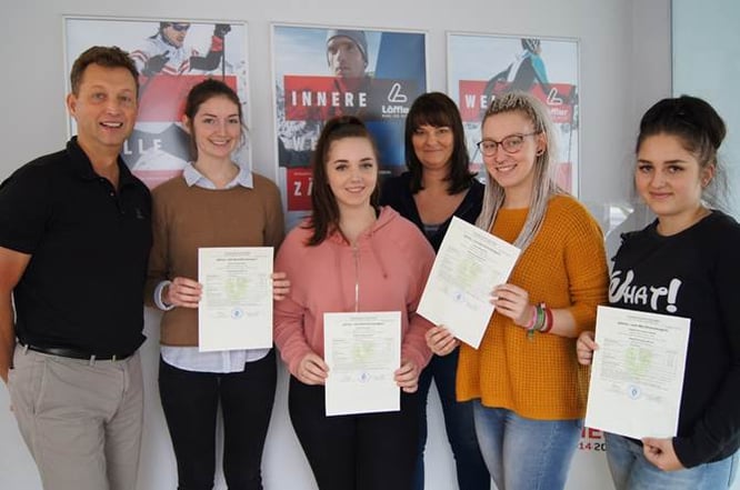  LÖFFLER Geschäftsführer Otto Leodolter gratuliert den Lehrlingen aus dem dritten Lehrjahr (vlnr Sarah Renner, Manuela Sartori, Magdalena Schön und Verena Angleitner) zu den sensationellen Zeugnissen. Ebenfalls am Bild Lehrlingsausbildnerin Silvia Hackl.