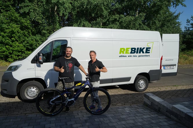 Übergabe des ersten eBikes mit Geschäftsführer Sven Erger, der rechts auf dem Bild zu sehen ist