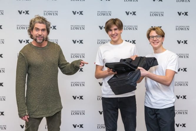 Die 2bag-Gründer Karl Fischer und Leander Mellies mit „ihrem“ Löwen Nils Glagau. Foto-Credit: RTL | Bernd Michael Maurer 