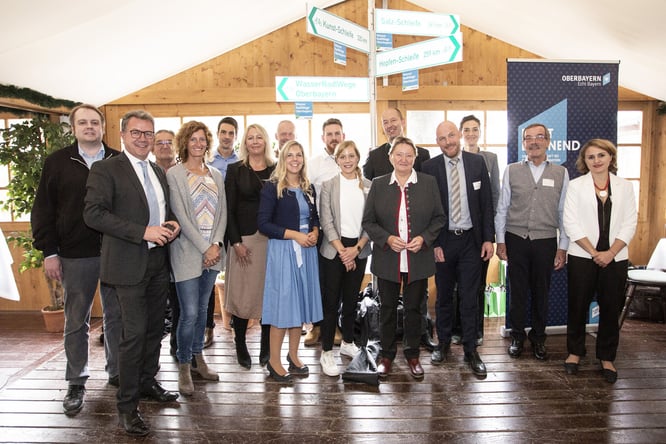 Das Team des TOM e.V. und die Partnerregionen feiern die Eröffnung der Wasser-Radlwege