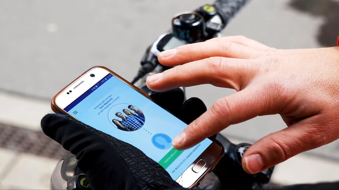Im Kauf der Rückleuchte ist eine Fahrrad-Unfallversicherung von AXA für die Dauer eines Jahres enthalten, die der Nutzer via App optional aktivieren kann.  © AXA