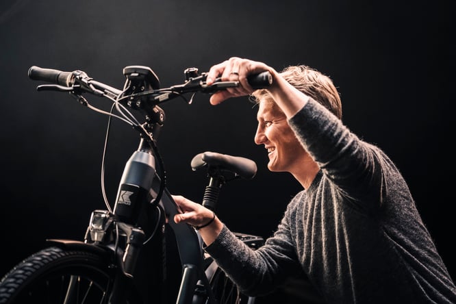 Schweinsteiger fährt E_Bike ©Kettler Alu-Rad