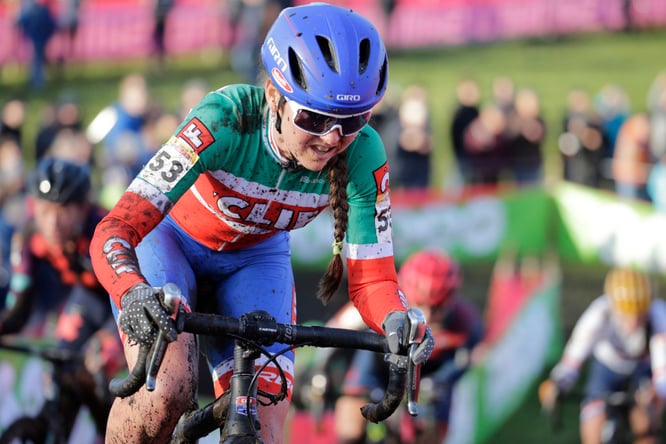 Foto (Clif-Team/Anton Vos): Eva Lechner in voller Cross-Aktion