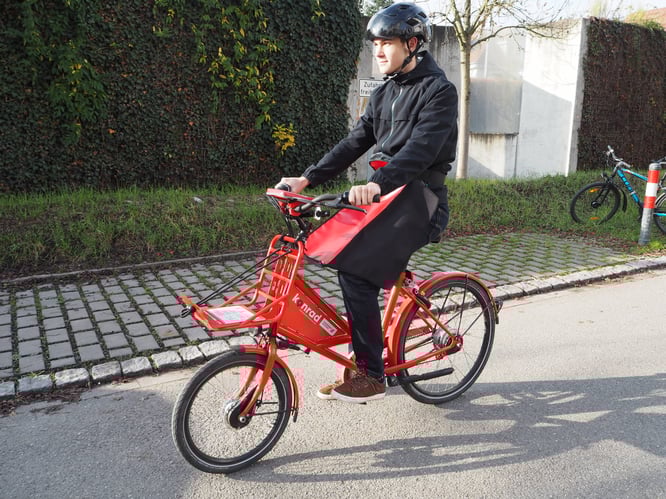 Die neue Drachenhaut schützt den Fahrer und beim Anhalten wahlweise den Sattel oder das Gepäck