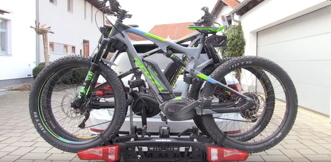 Gut verzurrt: So fahren die Bikes sicher mit  Bild: Velototal mit Heckträger i21 von Uebler