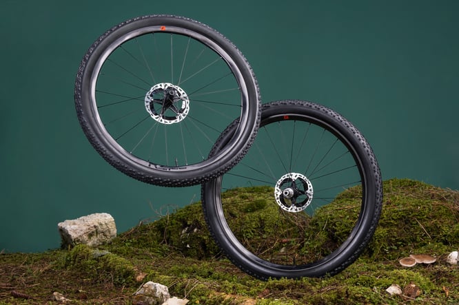 Gesamtarchitektur des Red Zone Carbon mit der doppelten Asymmetrie der Felge (vorne und hinten gespiegelt)