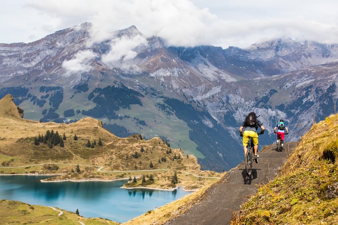 Auf dem neuen Jochpass-Trail oberhalb von Engelberg/Zentralschweiz testen die Teilnehmer der kostenlosen „Ride & Safety Days“ im September 2018 ihre Downhill-Fähigkeiten  // Bildnachweis: Engelberg-Titlis Tourismus/Fotograf Oskar Enander