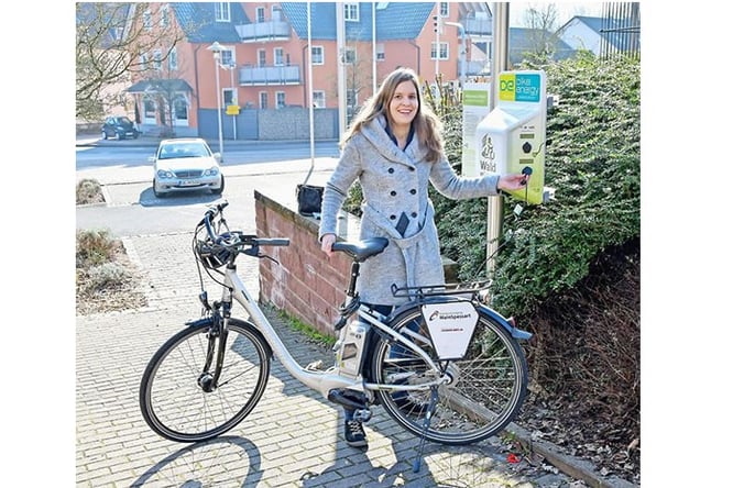 E-Bike aufladen im Ortszentrum von Sailauf, Foto: www.main-echo.de -Petra Reith