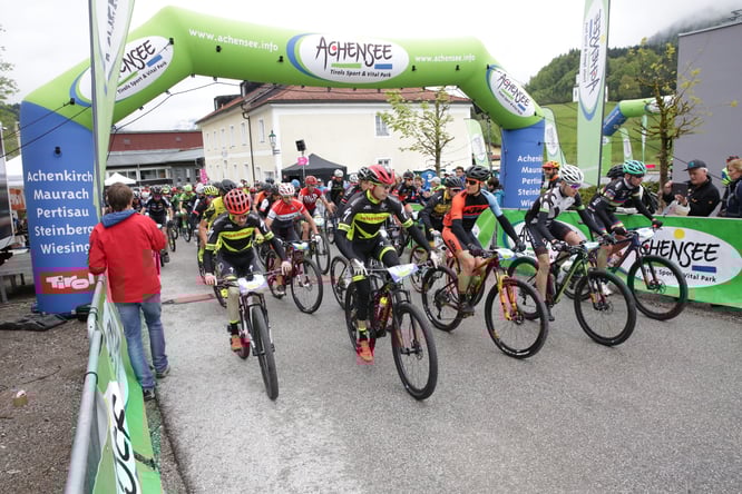 Zwischen 9 und 10 Uhr sind knapp 700 Teilnehmer des MTB-Marathons in Achenkirch in Startblöcken auf drei unterschiedliche Strecken gestartet. Foto: Sportograf