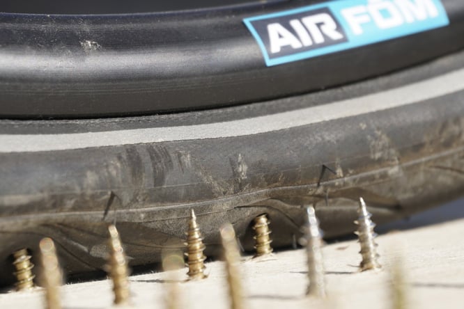 Wenn der Reifen platt ist, macht das Radeln nicht mehr viel Spaß. Das taiwanische Unternehmen Air Fom bietet eine Lösung für luftlose Reifen, die stattdessen mit einem expandierten TPU von Covestro gefüllt sind. Bild: Air Fom