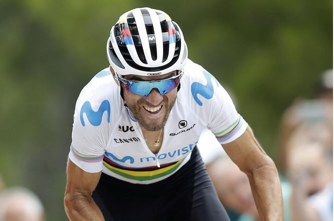 Rennrad-Profi Alejandro Valverde aus dem Movistar Team mit der WM-Edition des ABUS AirBreaker – einer von drei Performance Helmen von ABUS, die bei Maxi Studio in Italien produziert werden. 