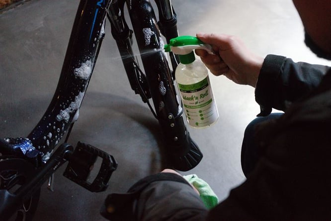 Einsprühen, einwirken lassen und reinigen.