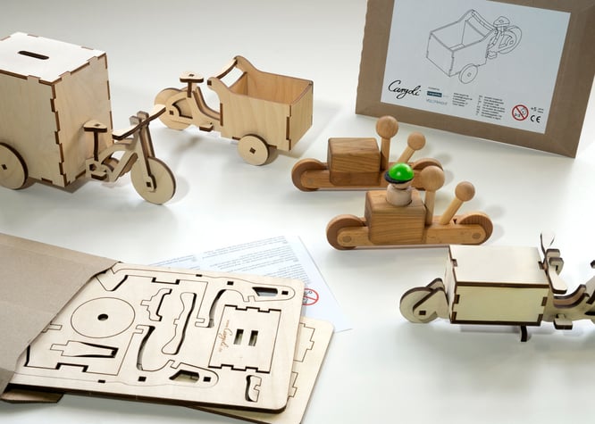 Die Cargolis gibt es als Bausätze aus gelasertem Birkensperrholz und als Kleinkindvariante aus Vollholz.