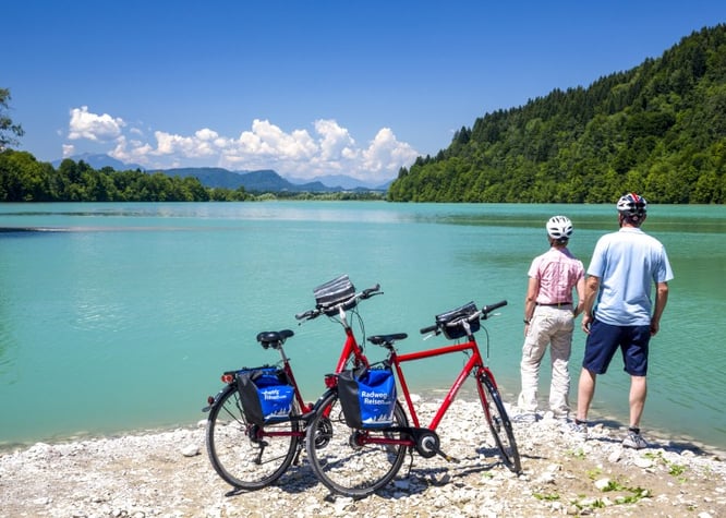 Bei der Radtour durch die Kärnter Seenwelt des Veranstalters Radweg-Reisen können die Reisenden ihre Pausen am oder im türkisfarbenen Wasser der Bergseen verbringen.