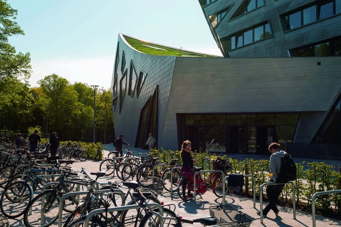 Fahrradfreundliches Zentralgebäude der Hochschule Leuphana © Leuphana
