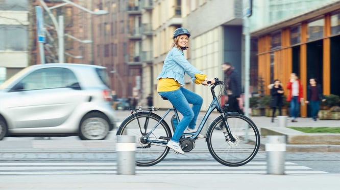 Nina Bott unterwegs auf dem Kreidler Vitality Nina Bott Signature Edition – in Nexus 8-Gang-Version  ©Kreidler