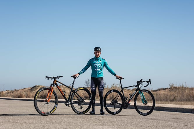 Victor Koretzky mit den KTM Modellen Myroon und Alto / Credit: Franz Renan