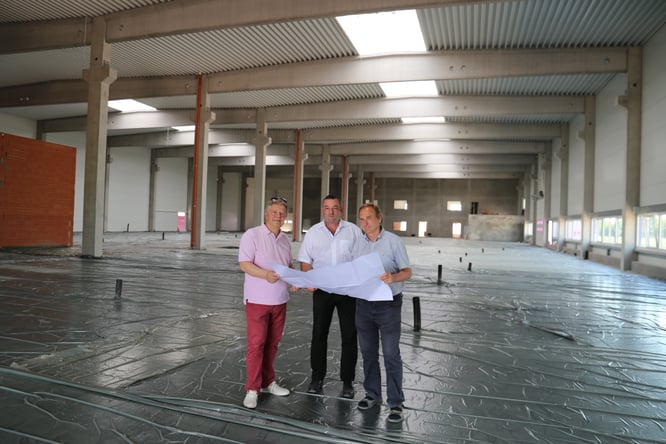 Gemeinsam die neue Produktionsstätte geplant: Firmeninhaber Erhard Büchel, Geschäftsführer Ullrich Blanc und Dipl.Ingenieur Norbert Brenn (v.lks.)