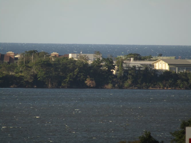 手前は湖山池、奥は日本海（2024/10/13）