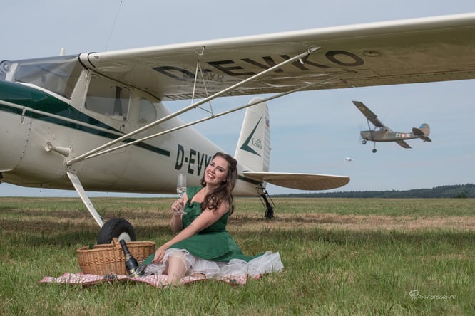 Stilechtes Picknick unter der Tragfläche beim Nostalgischen Flieger-Picknick (Foto: Rainer Freund)