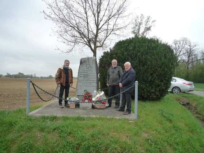 Stèle de Revel le 19 avril 2022 avec, de gauche à droite : Gérard Hardy - président d'Aviation et Patrimoine, Philippe Brunaud -  fils du pilote Yves Brunaud, et André Maurin - vice-président des Amis des Avions Breguet.