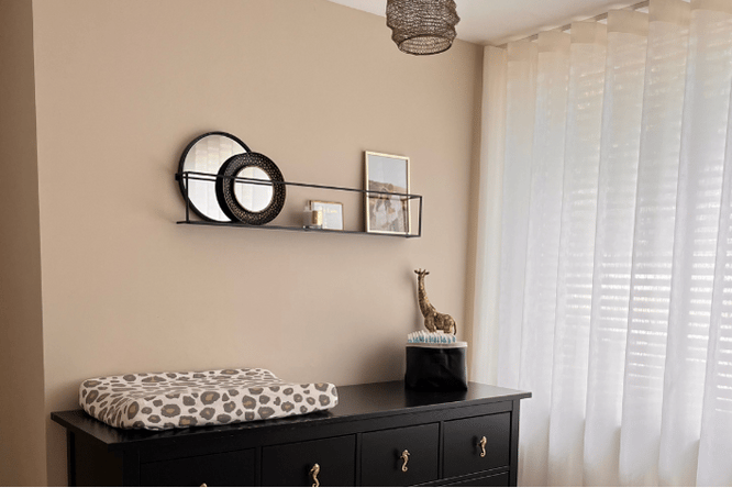 binnenkijken babykamer aardetinten en giraffe behang