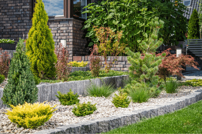Rechthoekige tuin inrichten door verschillende hoogtes te maken