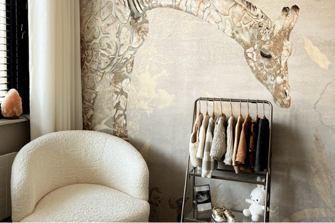 binnenkijken beige babykamer met giraffe behang