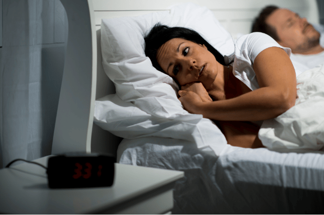 Hoe kun je je slaapkamer het beste koel houden?