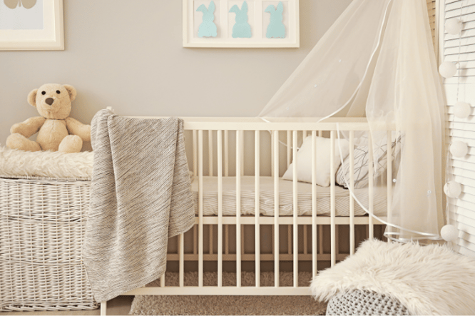 Binnenkijken landelijke babykamer met wit beige kleuren