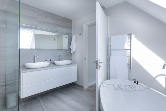 Kleine badkamer groter doen lijken