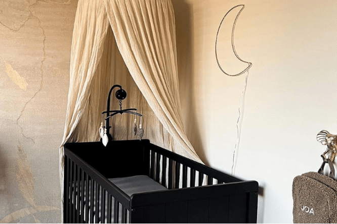 binnenkijken babykamer neutrale kleuren