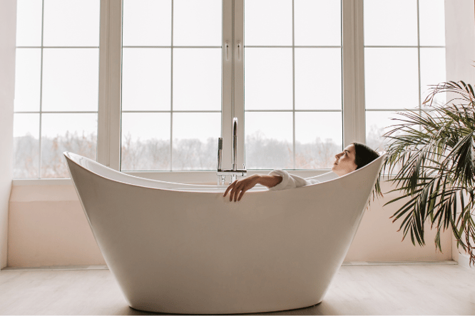 Grote luxe slaapkamer inrichten met bad