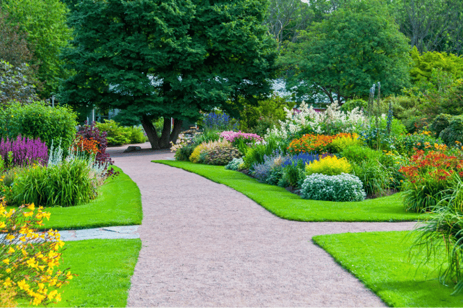 Grote tuin gezellig maken door middel van kamers, beplanting, terras, vijver, wellness