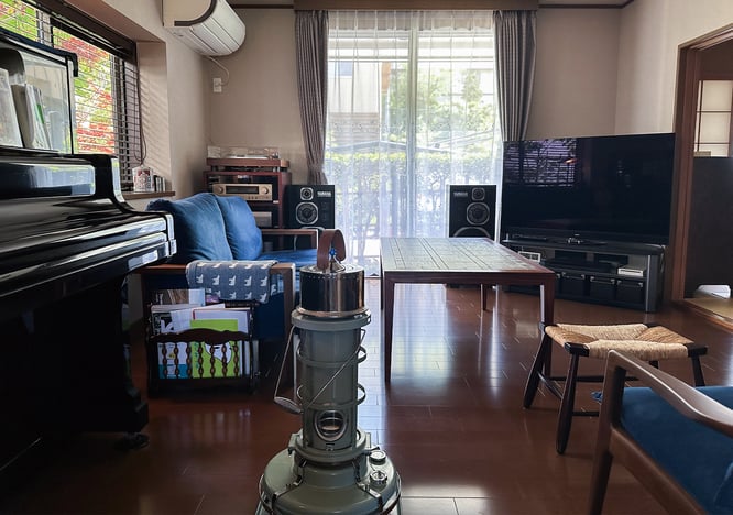 民藝家具とレースカーテン