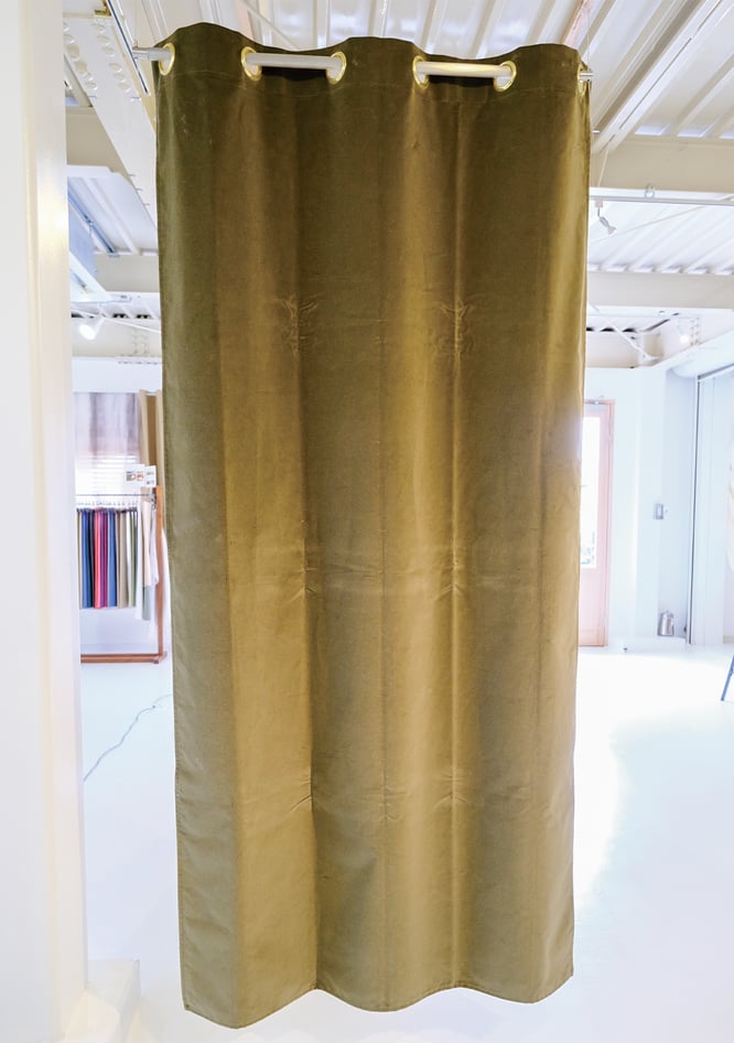 ベルベットカーテンのシワのつき方ビフォアー