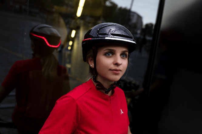 Der neue Smarthelm Evo21 von Livall überzeugt mit 360° Sichtbarkeit, Blinker-Funktion, Bremsleuchten und patentiertem SOS-System.