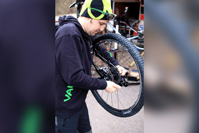 Mechaniker Adrian "Adi" Telser und seine große Leidenschaft: Das Fahrrad ©Foto Adrian Telser (privat)