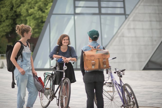 Verkehrsberuhigter Campus der Hochschule Leuphana © Jannis Muser