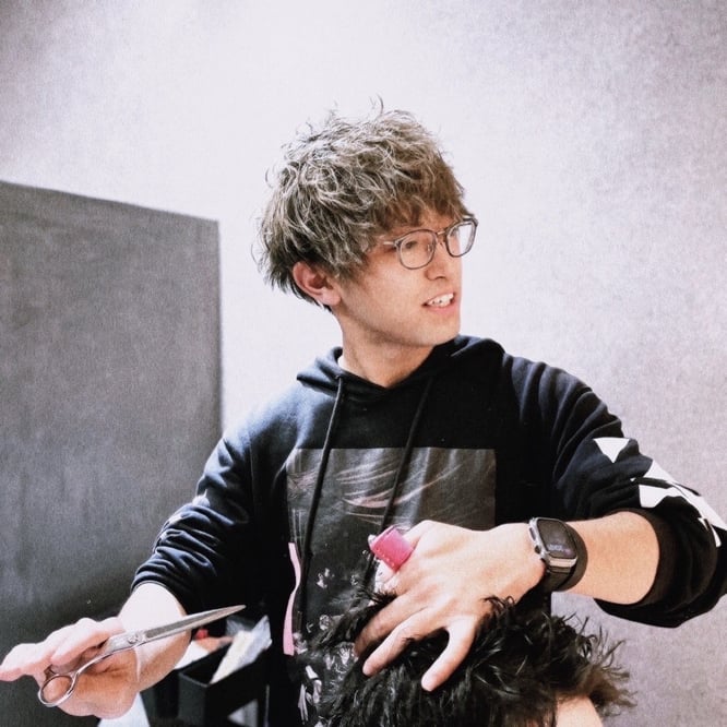 施術中の首藤春哉代表の写真