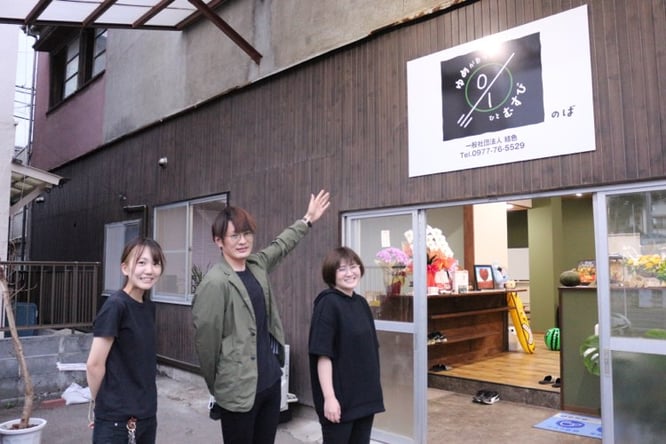 相談者の一色翔太理事長とスタッフの写真