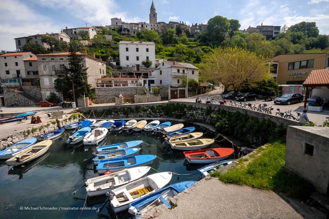 Hafen von Vrbnik auf Krk in Kroatien