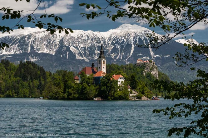 Marienkirche auf einer kleinen Insel des Bleder Sees