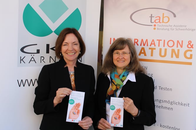 Dr. Helgard Kerschbaumer, Bereichsdirektorin der Kärntner Gebietskrankenkasse, und Mag. Brigitte Slamanig, Obfrau des Vereins "Forum besser Hören - Schwerhörigenzentrum Kärnten" und Projektleiterin TAB - Technische Assistenz und Beratung für Schwerhörige,