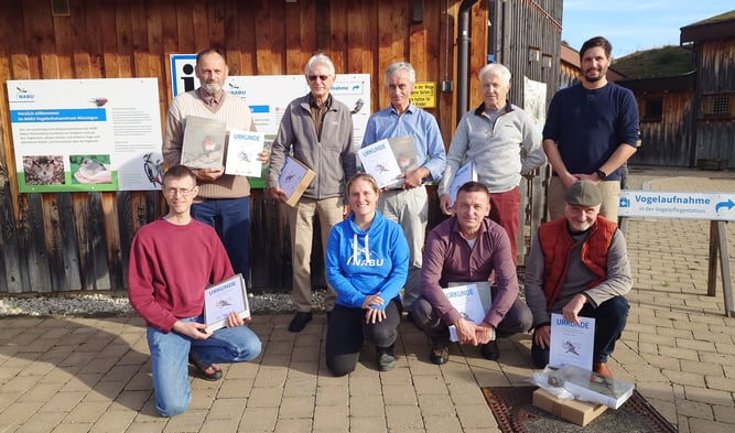 Urkundenverleihung der 20-jährigen Mitarbeiter. Von hinten nach vorne, von links nach rechts: E. Ballon, D. Müller, B. Disch, H. Brandstetter, F. Normann (LUBW), S. Schmid, L. Maier, T. Ullrich und H. Eder. Foto: NABU/Christine Mödinger