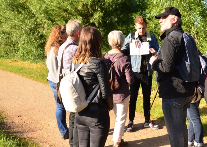 Erik Esser (Mitte) leitet die Vogelkundliche Wanderung.  Foto: NABU/Uwe Wedegärtner