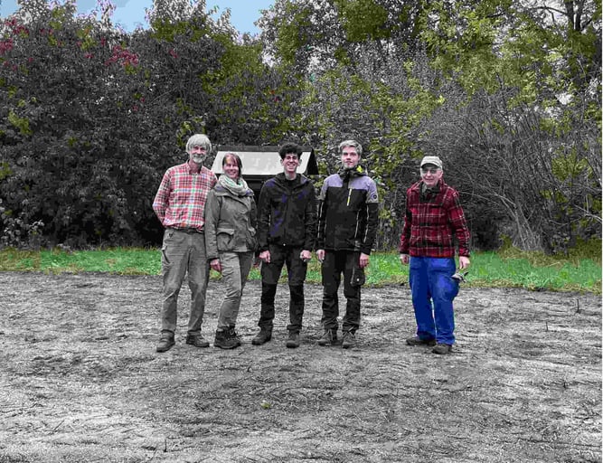 Das Wiesenteam (v.l.n.r.): Gerd, Doris, Finn, Fabian und Erich. Waltraud und Thomas (hat das Foto gemacht) nicht im Bild.