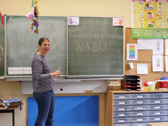Foto: Patricia Cantarella begrüßt neugierige Schüler