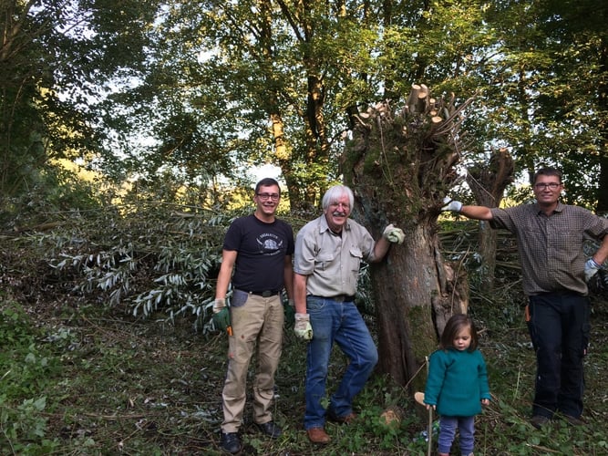 Gruppenfoto an einer abgeschnittenen Kopfweide